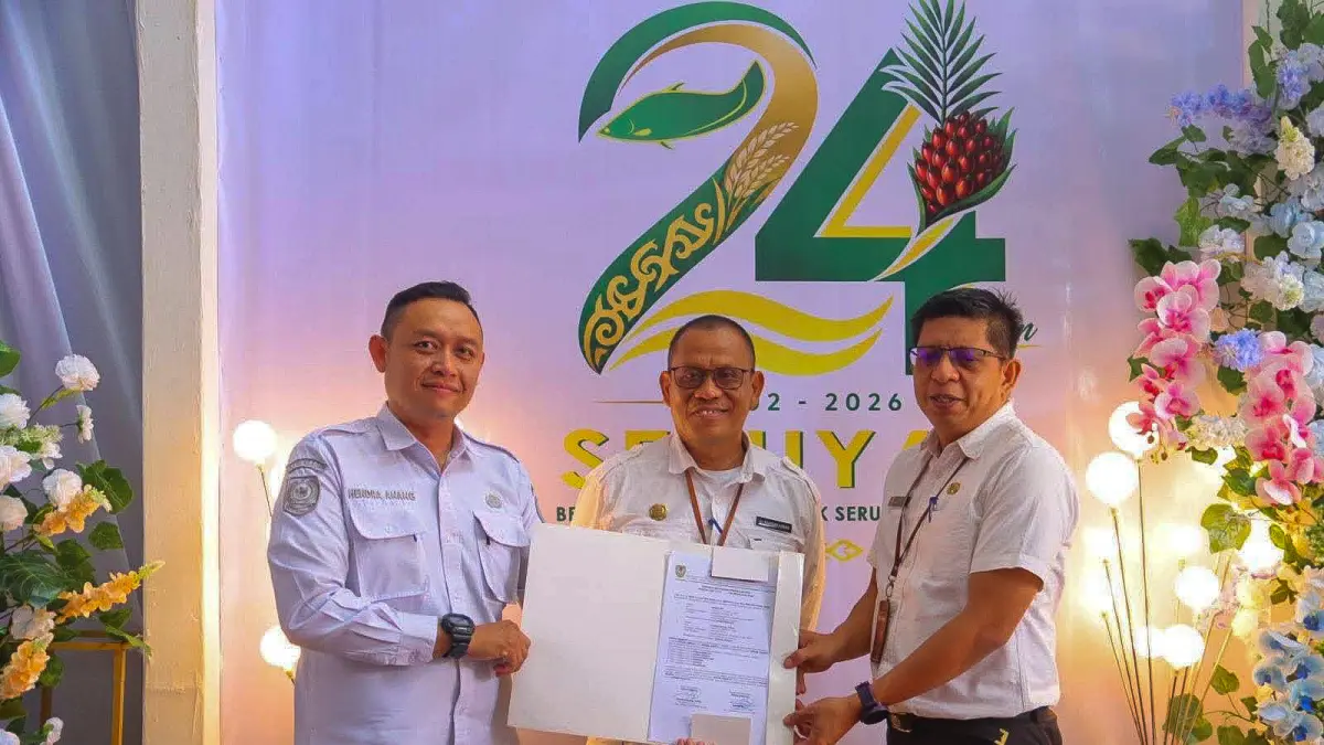 Plh Sekda Seruyan Bahrun Abbas menyaksikan serahterima jabatan Kepala Bagian Perekonomian dan Sumber Daya Alam dari Ashadi kepada Hendra Anang, Kamis (13/8/2026). (RIFANI/RADAR SAMPIT) 