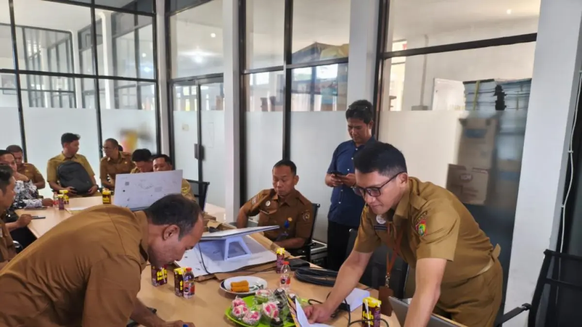 Suasana pelaksanaan serah terima hibah&nbsp;perangkat internet satelit starlink,&nbsp;di ruang multimedia Center Kantor Diskominfosantik Kabupaten Gumas, Selasa (11/8). (DISKOMINFO SANTIK FOR RADAR SAMPIT)