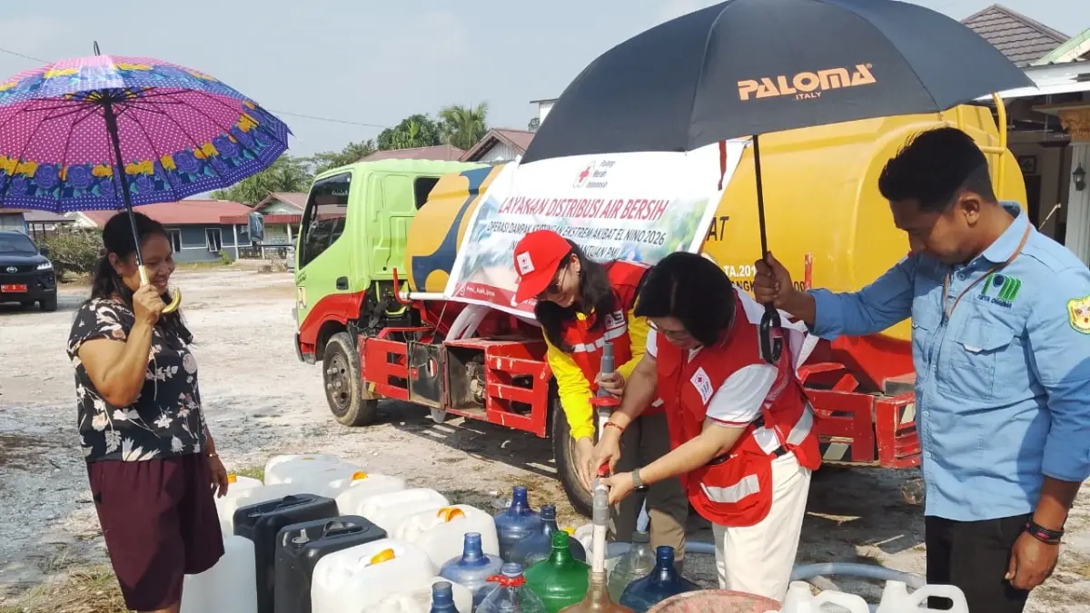 Suasana pendistribusian air bersih kepada warga di desa, Rabu (12/6). (PMI Gumas)&nbsp; 