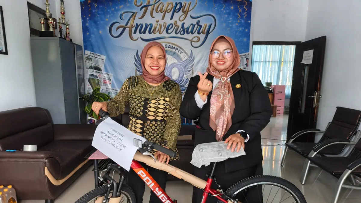 Wakil Bupati Kotim Irawati saat menyerahkan hadiah untuk Gowes Kemerdekaan 2026, dan diterima oleh Direktur Radar Sampit, Siti Fauziah, Jumat (14/8).(tim radarsampit)