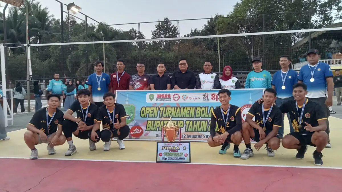 Wakil Bupati Sukamara Nur Efendi&nbsp; berfoto bersama tim CV Borneo sebagai pemenang turnamen bola voli Bupati Cup 2026. (FAUZIANNUR/RADAR SAMPIT) 