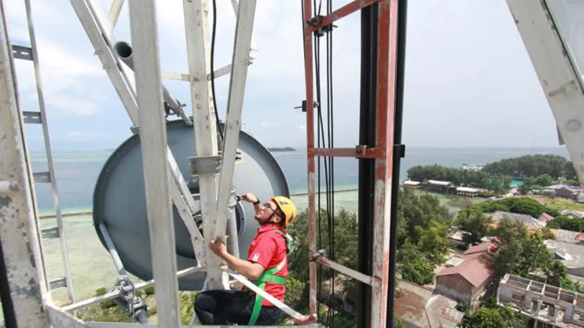 Ilustrasi Perbaikan Perangkat Telekomunikasi di Tower BTS. (jawapos)