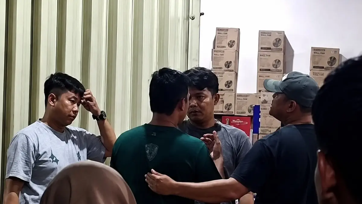 KEPERGOK: Puluhan warga dan petugas saat mengamankan terduga pelaku pencurian (kaos hijau) di Kecamatan Parenggean, Kotim, Jumat (14/8/2026)&nbsp;