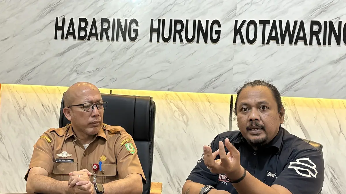 Komandan Tim Investigasi dan Sosialisasi (Idensos) serta Pencegahan Densus 88 Antiteror Polri, IPTU Ganjar Satrio (kanan). (Yuni/Radar Sampit)