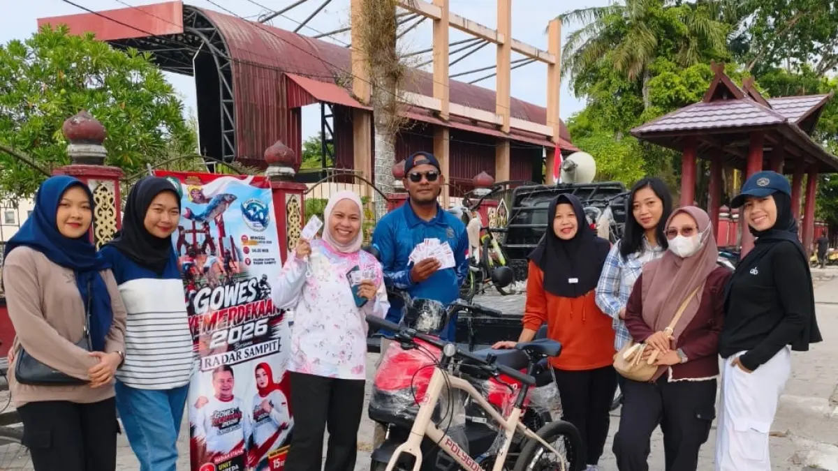 Memanfaatkan tingginya aktivitas masyarakat saat akhir pekan, Radar Sampit membuka stan pendaftaran Gowes Kemerdekaan 2026 di Taman Kota Sampit, Sabtu (15/8/2026). (Radar Sampit)