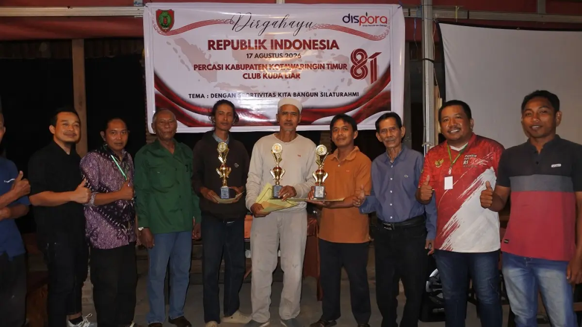 Panitia bersama para peraih juara dalam Turnamen Catur yang digelar Klub Catur Kuda Liar bersama Percasi Kotawaringin Timur di Cafe Brenzeel, Sampit, 14 Agustus 2026. (heru/radar sampit) 