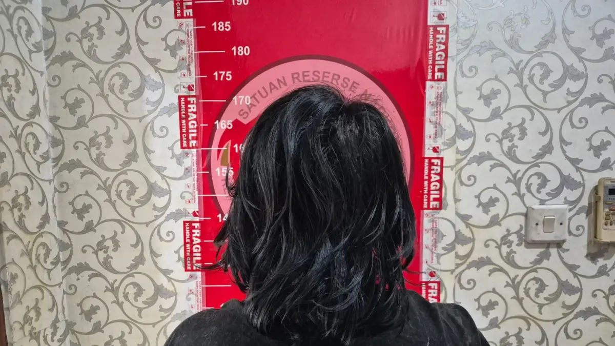 Pria 46 tahun H, saat menjalani pemeriksaan di Kantor Polisi karena terlibat narkoba, Senin (10/8)
