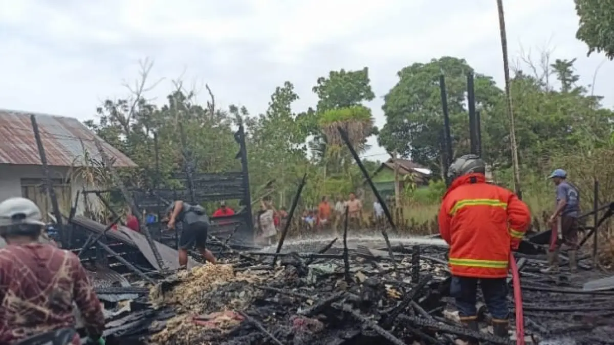 Pemadamam Kebakaran Pos Sektor Kota Besi memadamkan sisa-sisa api di puing kebakaran rumah warga di Jalan Pangeran Diponegoro Gang Garuda 2, RT 03/RW 02, Kelurahan Kota Besi Hilir, Kecamatan Kota Besi, Kotawaringin Timur (Kotim), Sabtu pagi &nbsp;(15/8/2026). (Pemadam Kebakaran Pos Sektor Kota Besi)&nbsp;