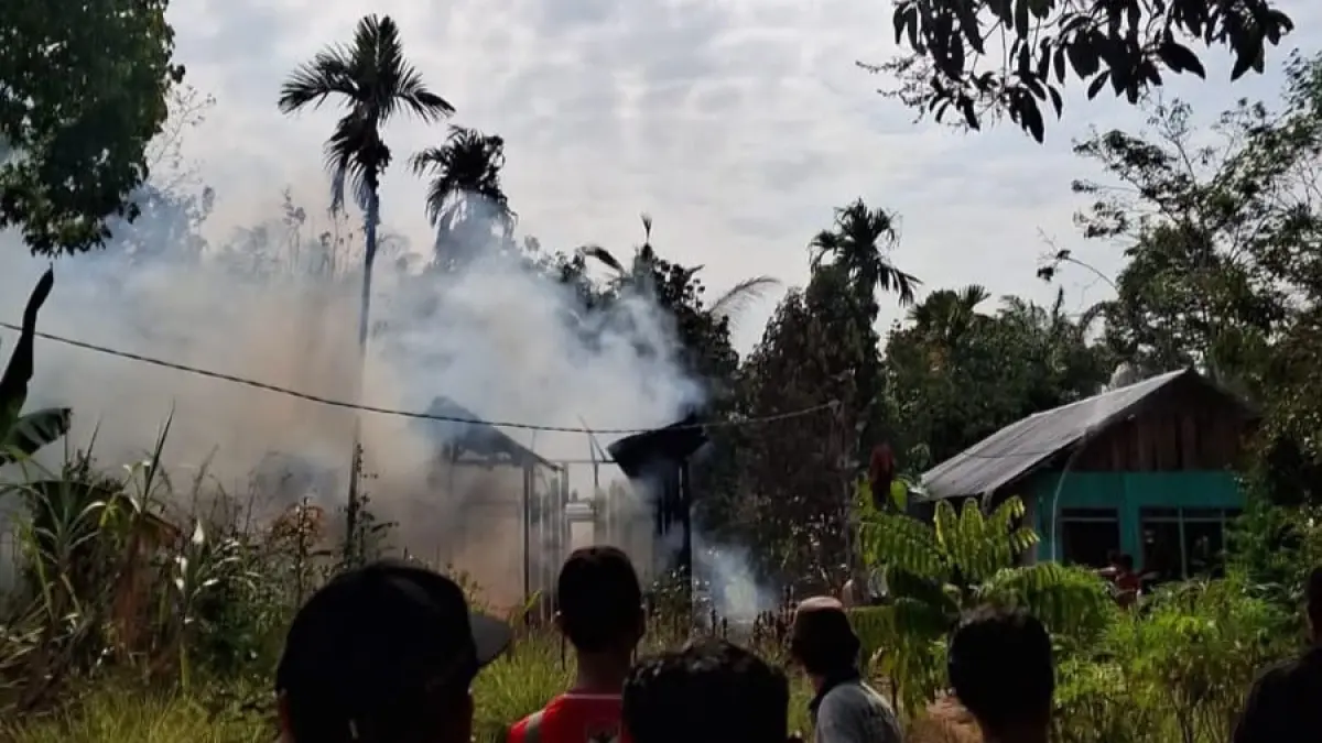Sebuah rumah warga di Kota Besi, Kabupaten Kotim, diamuk si jago merah, Sabtu (15/8) siang