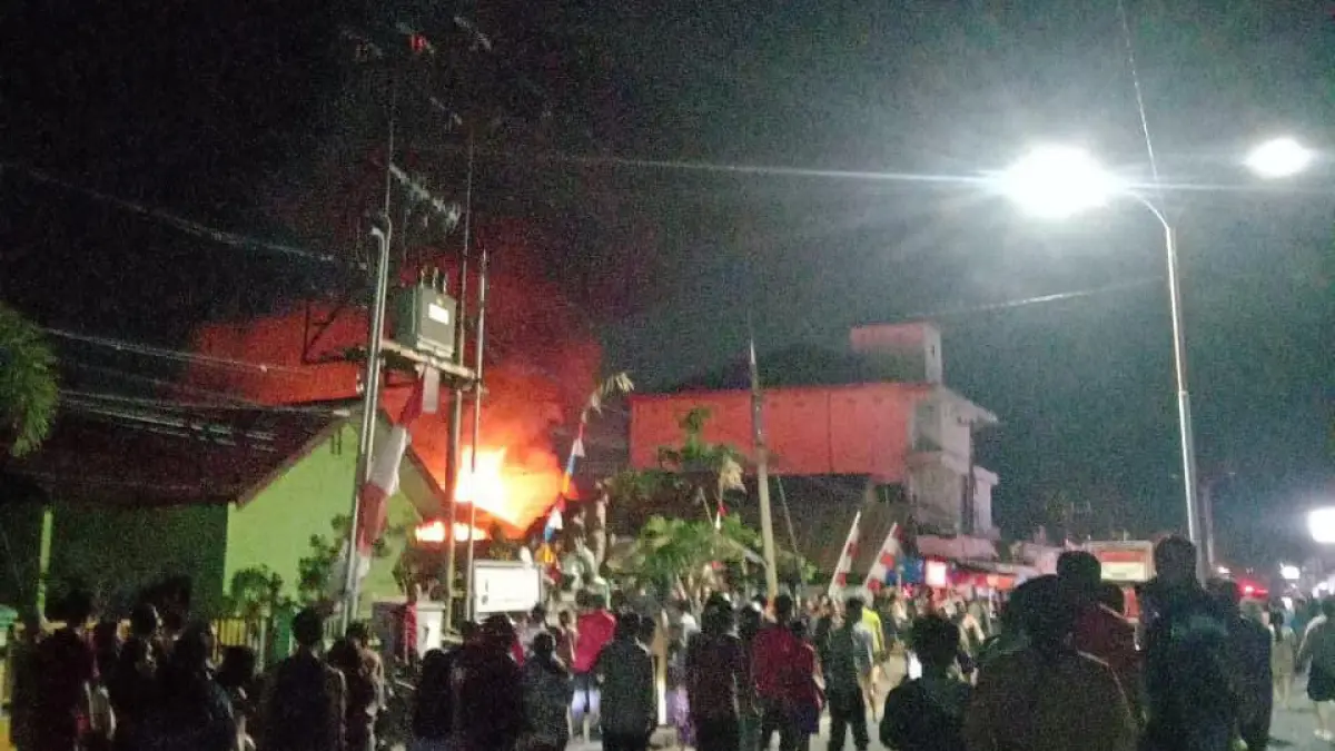 Warga berhamburan keluar menyaksikan kebakaran di Baamang Tengah, antara Gang Attarbiyah dan Gang Dahlia, Jalan Muchran Ali, Kecamatan Baamang, Sabtu malam (15/8 /2026). (Usay/Radar Sampit)