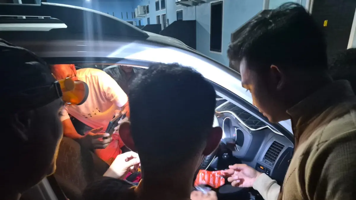 Anggota Polsek Hanau mengamankan pria berinisial ALP (35) di Penginapan IQ, Jalan Kayu Batu, Desa Pembuang Hulu II, Kecamatan Hanau, Sabtu (15/8) malam. (Rifani/Radar Sampit)&nbsp;