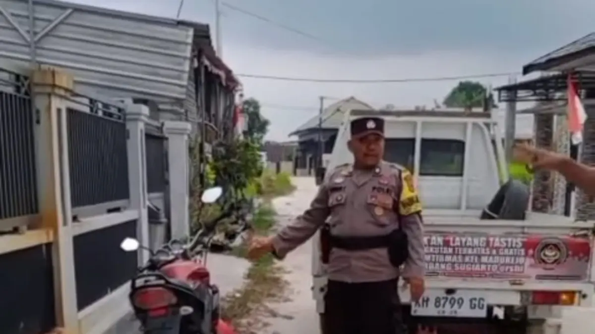 Bhabinkamtibmas Madurejo Aiptu Bambang Sugiarto mengamankan kendaraan tak bertuan yang parkir selama 9 hari di depan rumah warga jalan cilik Riwut 3, Minggu 16 Agustus 2026.&nbsp; (ist)&nbsp;