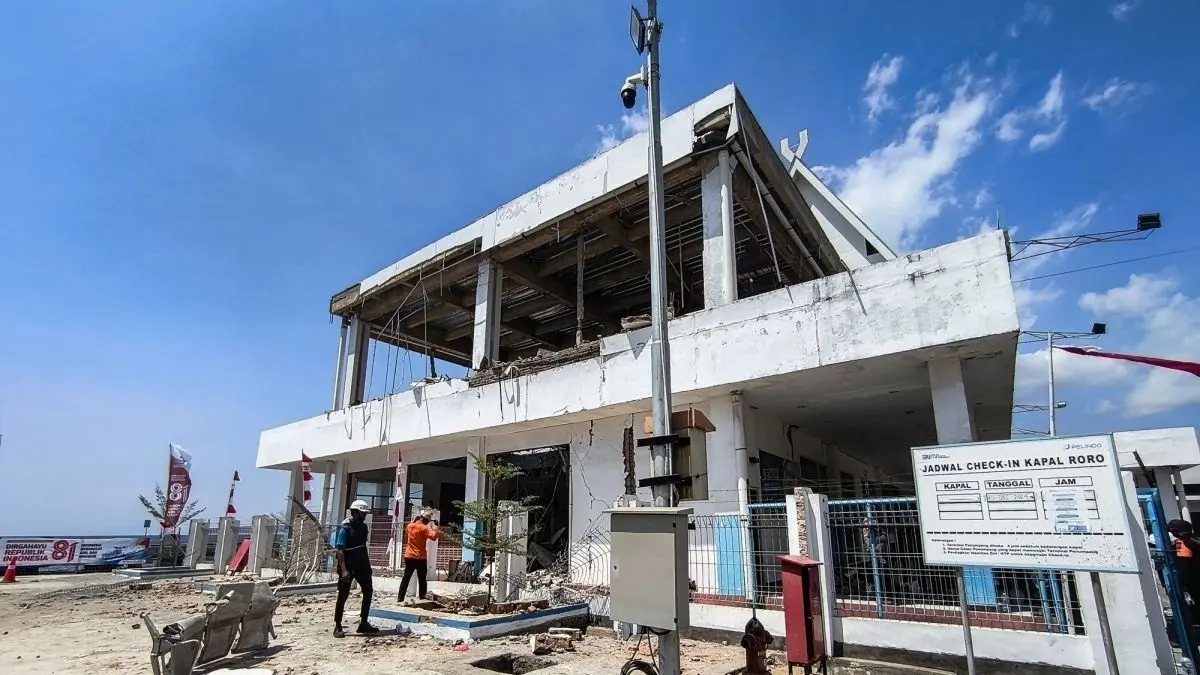 Petugas melihat kondisi bangunan Pelabuhan Laurentius Say Maumere yang rusak akibat gempa di Kabupaten Sikka, Nusa Tenggara Timur (NTT), Sabtu (15/8/2026). Badan Penanggulangan Bencana Daerah (BPBD) Kabupaten Sikka melaporkan terdapat tiga korban jiwa dari ambruknya gedung ruang tunggu pelabuhan yang diguncang gempa bumi magnitudo (M) 7,7 tersebut. (ANTARA)