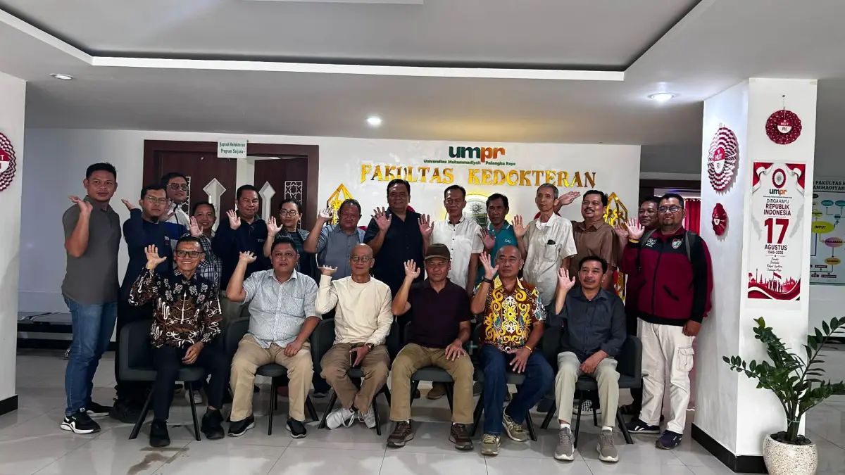 Jajaran pengurus dan sejumlah anggota PWI Kalteng saat bersama rektor UMPR dalam kegiatan silaturahmi, baru-baru tadi. (istimewa)