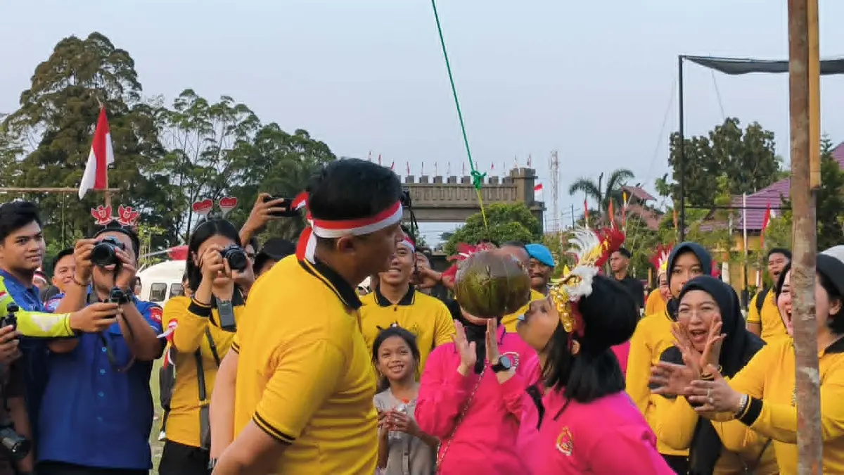 Kapolda Kalteng Irjen Pol Iwan Kurniawan turut memeriahkan Hari Ulang Tahun (HUT) ke-81 Kemerdekaan Republik Indonesia di Lapangan Barigas Mapolda Kalimantan Tengah, Jumat (14/8).&nbsp; (Dodi/Radar Sampit)