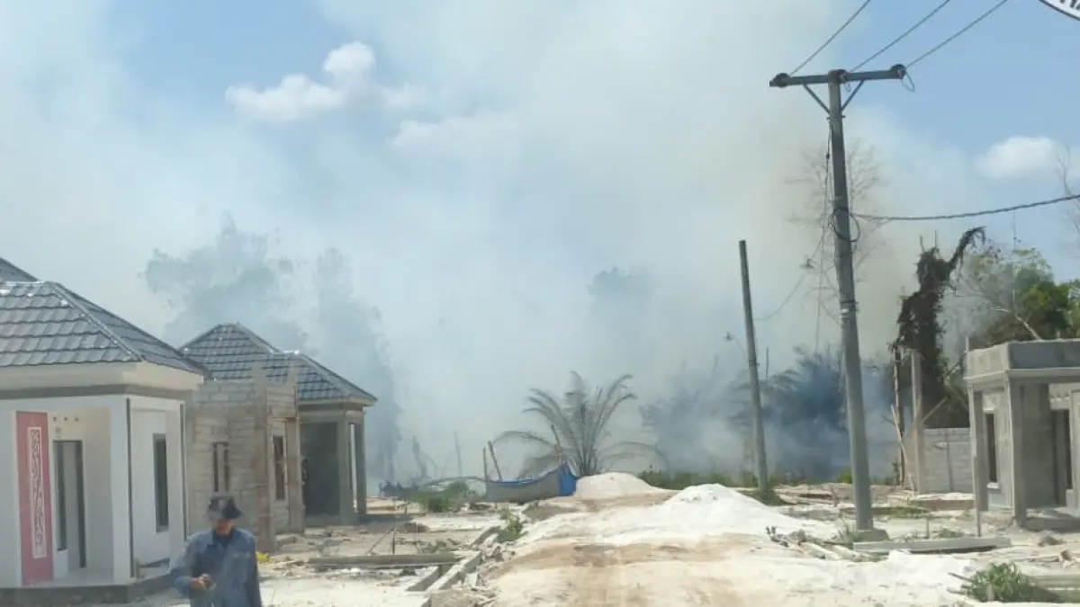 Kebakaran lahan di dekat permukiman warga di Desa Eka Bahurui, Kecamatan Mentawa Baru Ketapang, Kabupaten Kotawaringin Timur, Minggu (16/8/2026). (Disdamkarmat Kotim)&nbsp;