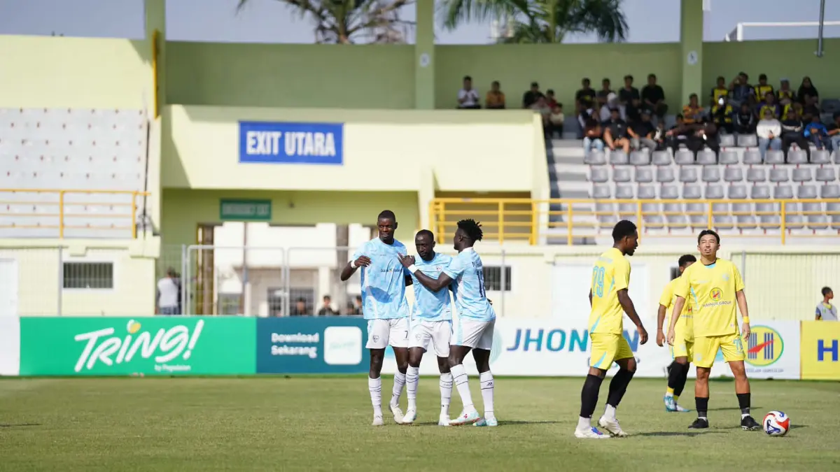 Laga uji coba antara Isen Mulang FC dan Barito Putra di Banjarmasin, Minggu (16/8). (istimewa)