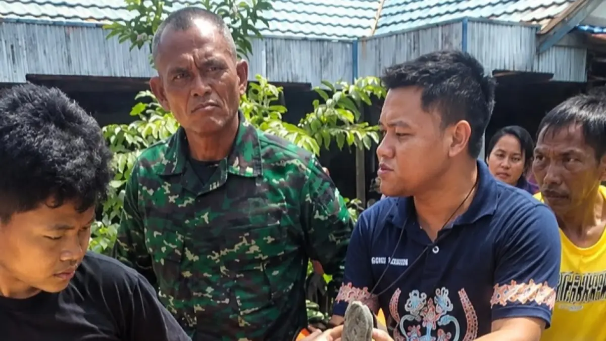 MENINGGAL : TNI, Polri dan warga saat mengevakuasi korban tenggelam di Desa Tumbang Sangai, Kecamatan Telaga Antang, Kotim, Sabtu (15/8)