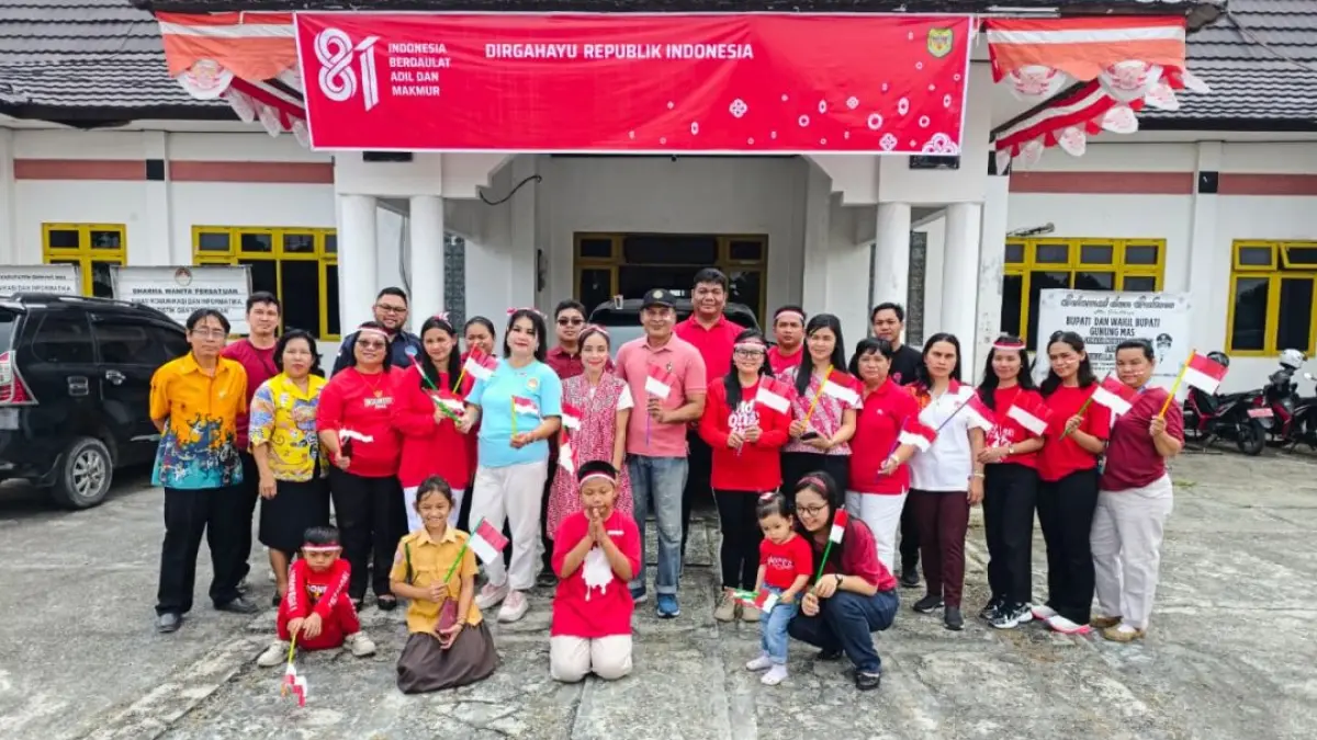 Para pegawai beserta anak-anak berfoto bersama usai mengikuti berbagai lomba, di halaman kantor diskominfosantik setempat, Kamis (13/8).(istimewa/diskominfosantikgumas)