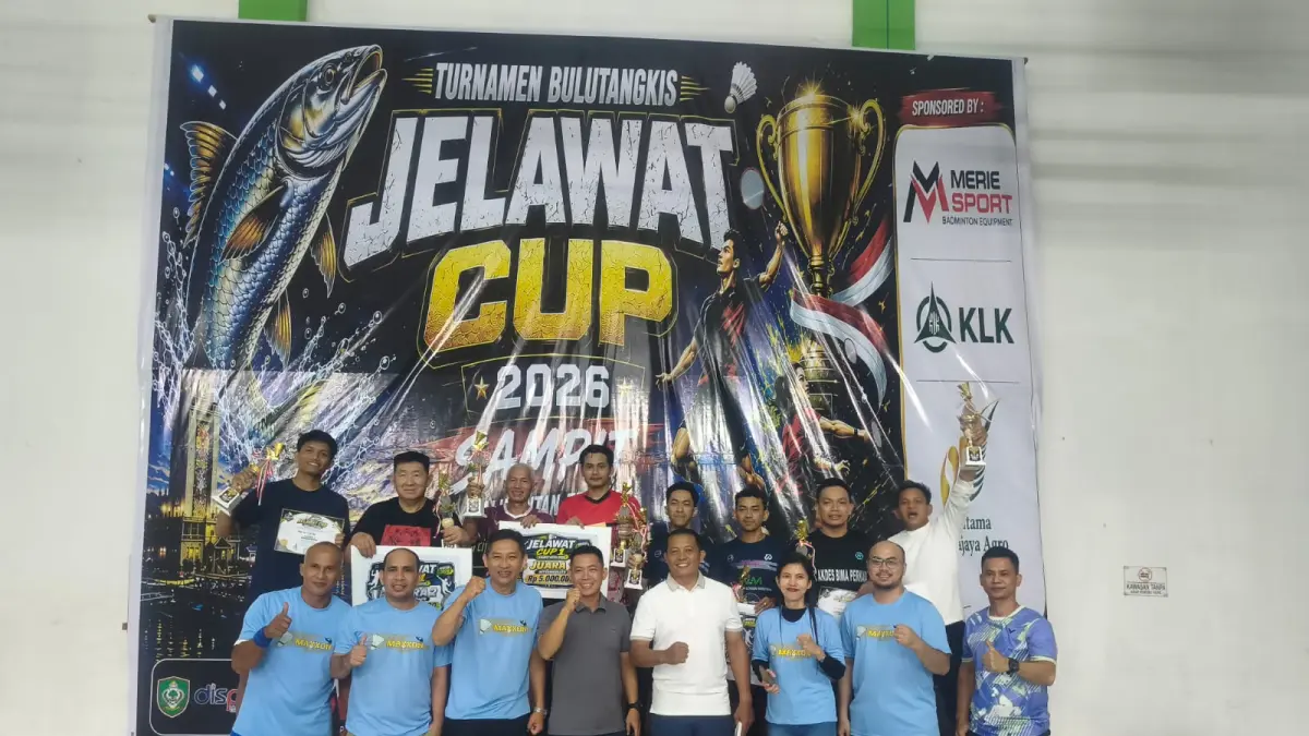 Para pemenang salah satu kategori pada turnamen bulu tangkis Tarkam Jelawat Cup Sampit Open 2026, Sabtu (15/8/2026) malam. (Yuni/radarsampit)