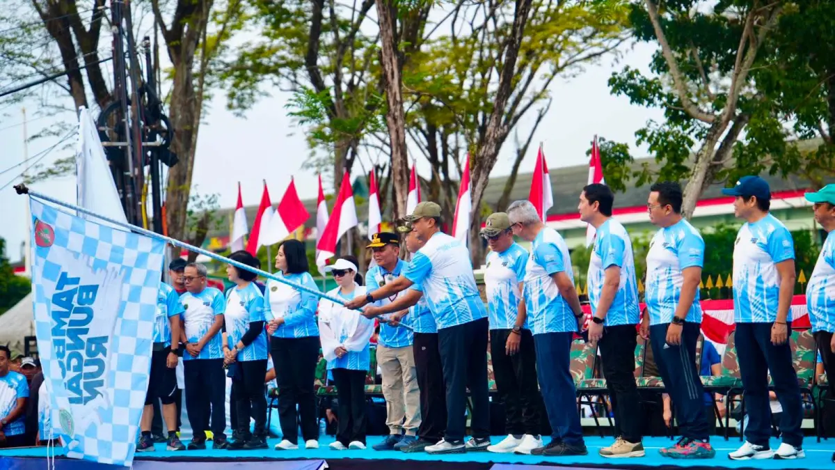 Pelepasan peserta lomba lari, dilakukan Pangdam XXII/Tambun Bungai Mayjen TNI Zainul Arifin bersama Gubernur Kalteng Agustiar Sabran, dan Kapolda Kalteng Irjen Pol Iwan Kurniawan.(dodi/radarsampit)