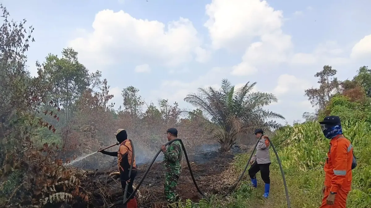 Penanganan karhutla oleh tim gabungan di salah satu wilayah kecamatan di Kabupaten Kotawaringin Timur, Provinsi Kalimantan Tengah (Kalteng) belum lama tadi. (istimewa/dok.radarsampit)