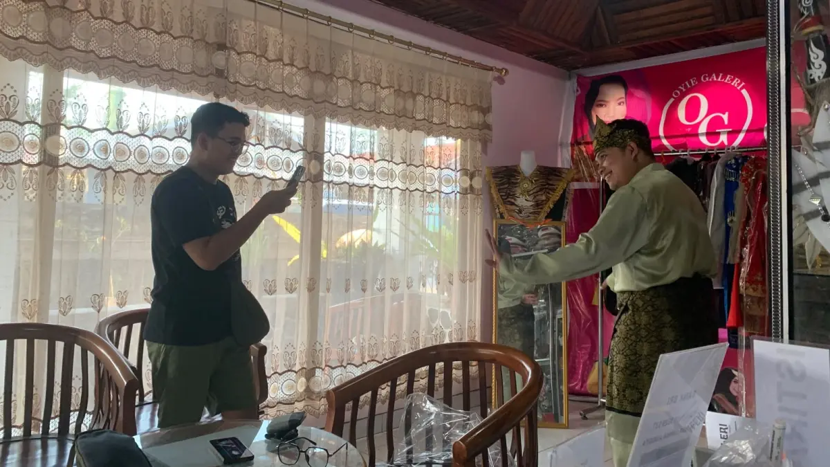 Penyewa baju adat saat mencoba salah satu baju adat di Oyie Gallery Sampit, Kabupaten Kotim.  (Istimewa)