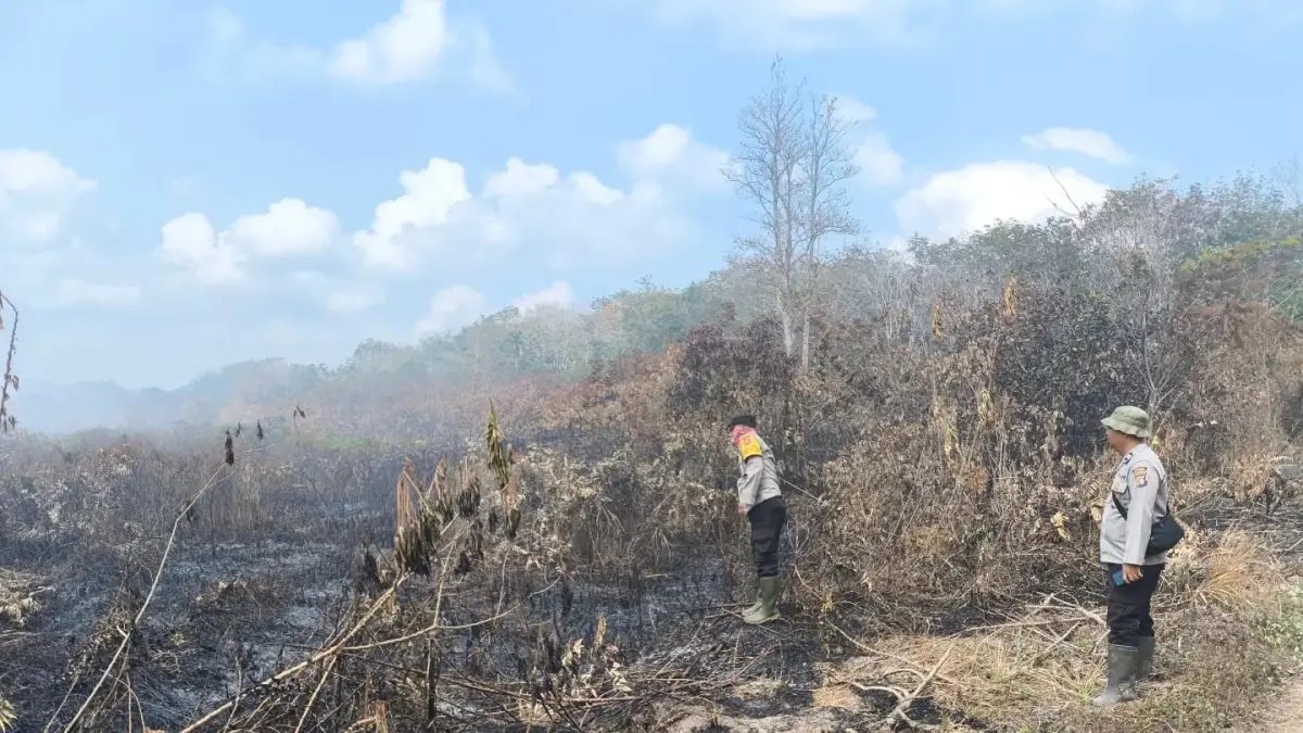 Personel Polsek Jaya Karya saat memantau lokasi kebakaran di wilayah Mentaya Hilir Selatan, belum lama ini. (Polsek Jaya Karya)&nbsp;