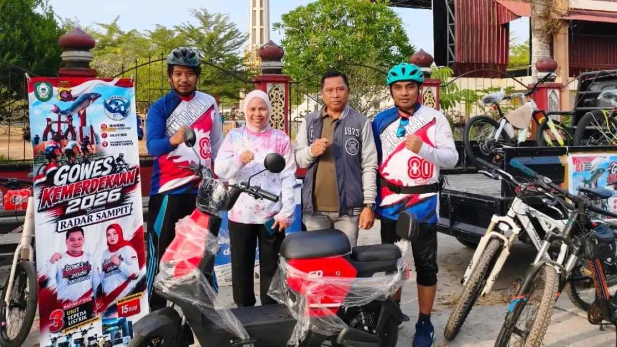 Perwakilan PT Aries Iron Mining saat menyerahkan satu unit sepeda listrik untuk  hadiah Gowes Kemerdekaan 2026, saat mengunjungi stan pendaftaran di Taman Kota Sampit, Sabtu (15/8).(istimewa/panitia gowes)