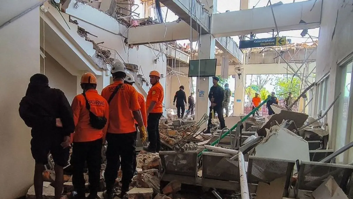 Petugas melakukan penyisiran bangunan Pelabuhan Laurentius Say Maumere yang rusak akibat gempa di Kabupaten Sikka, Nusa Tenggara Timur (NTT), Sabtu (15/8/2026). (ANTARA)