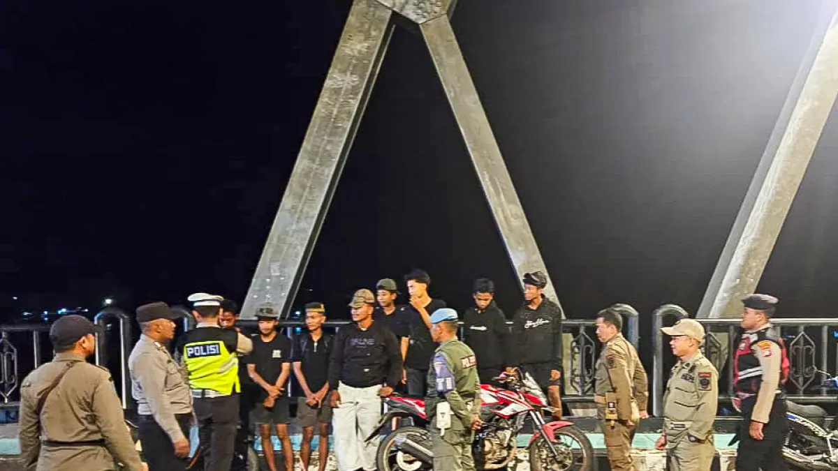  Polres Seruyan bersama Satuan Polisi Pamong Praja (Satpol PP) Kabupaten Seruyan menggelar patroli sinergitas di kawasan Jembatan Ir. Soekarno, Kuala Pembuang, Minggu (16/8) dini hari. (Rifani/Radar Sampit) 