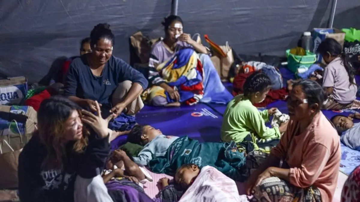 Sejumlah warga terdampak bencana gempa beristirahat di tenda pengungsian di Stadion Gelora Samador Maumere, Kabupaten Sikka, Nusa Tenggara Timur, Sabtu (15/8/2026).