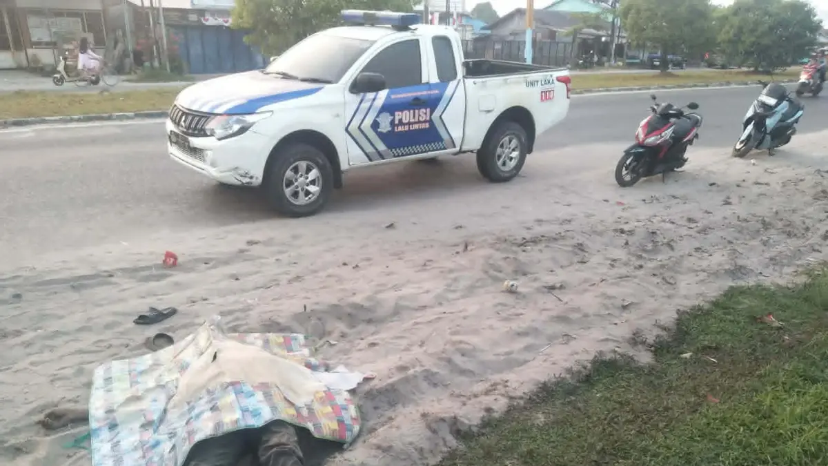 Seorang pengendara sepeda motor Yamaha Xeon 125 warna kuning ditemukan meninggal dunia di lokasi kejadian Jalan RTA Milono Palangka Raya, Minggu (16/8). (istimewa)