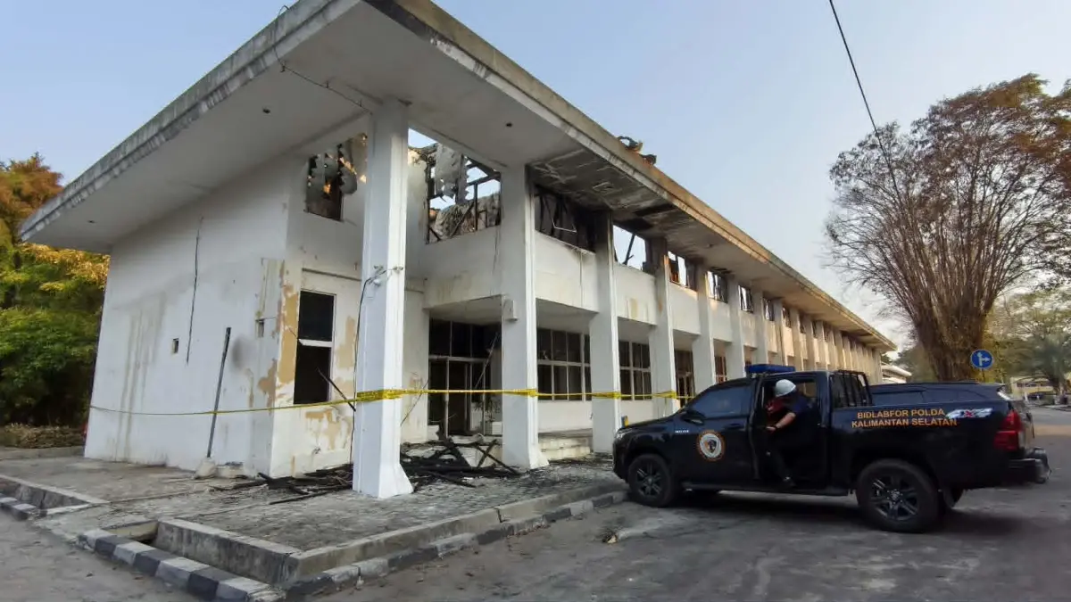 Tim Labfor Polda Kalsel Jumat (14/8), saat melakukan olah TKP dan mengamankan sejumlah barang bukti di gedung Biro Kesra Setda Kalteng dan Sekretariat TPID, setelah kebakaran melanda gedung tersebut, Rabu (12/8) dini hari lalu.(istimewa)