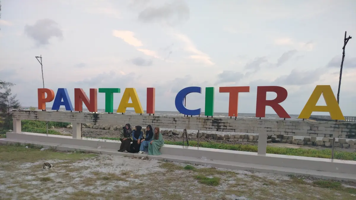 WISATA: Sejumlah pengunjung saat berwisata di pesisir pantai Sukamara.