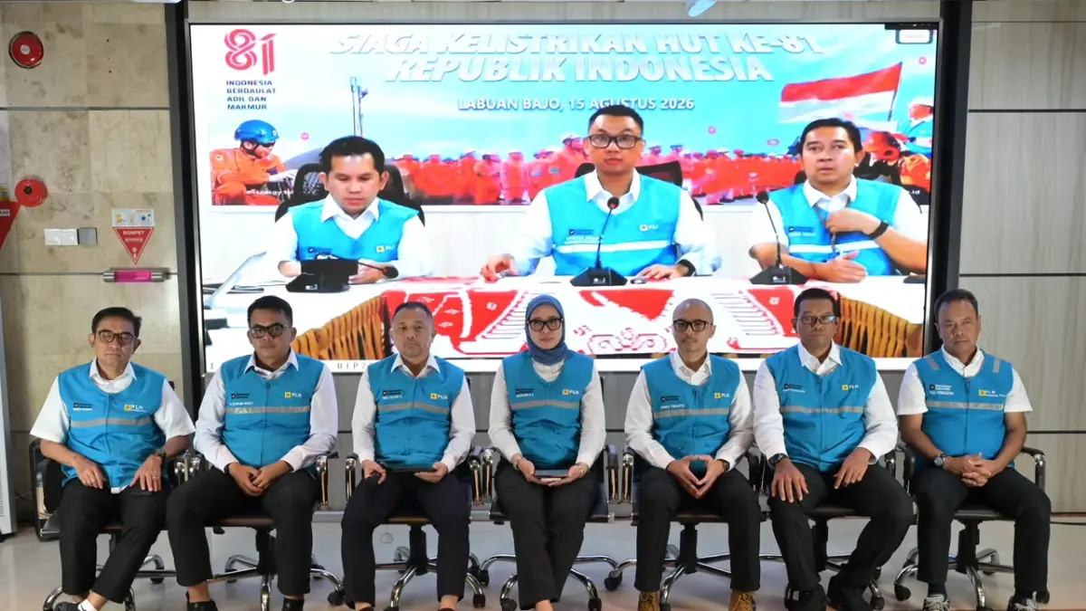 Suasana konferensi pers siaga kelistrikan HUT ke-81 Kemerdekaan RI yang dilaksanakan hybrid di PLN Unit Induk Pusat Pengatur Beban Jawa, Madura, dan Bali (UIP2B Jamali), Depok, Jawa Barat, dan PLN Unit Pelayanan Pelanggan Flores Bagian Barat, Manggarai Barat, pada Sabtu malam (15/8), dihadiri oleh Direktur Utama PLN, Darmawan Prasodjo (tengah pada layar), Direktur Transmisi dan Perencanaan Sistem PLN, Daniel Karmel Fernando Tampubolon (kiri pada layar), Direktur Retail dan Niaga PLN, M. Fahrur Rozy (kedua dari kiri), Direktur Manajemen Pembangkitan PLN, Rizal Calvary Marimbo (ketiga dari kiri), Direktur Distribusi PLN, Arsyadany G. Akmalaputri (tengah), Direktur Manajemen Risiko PLN, Denny Triyanto (ketiga dari kanan), Direktur Keuangan PLN, Sulistyo Biantoro (kedua dari kanan), Direktur Utama PLN Indonesia Power, Bernadus Sudarmanta (paling kiri), Direktur Utama PLN Nusantara Power, Rully Firmansyah (paling kanan), dan Executive Vice President Operasi Distribusi Sulawesi, Maluku, Papua, dan Nusa Tenggara PLN, Sugeng Widodo (kanan pada layar).