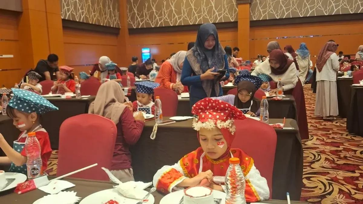 Anak anak antusias menghias cake pada acara Weekend Kids Fun Cooking di ABHS, Minggu, 16 Agustus 2026. 