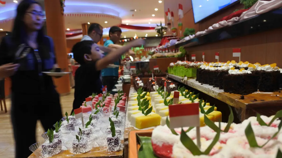 Aneka kue Nusantara, seperti lapis Surabaya, klepon, kue gula merah, dan sarang semut. putu ayu, lemper, onde-onde, kue lapis, bingka, lapis legit, kue janda, klepon, hingga lumpur surga. (heru/radar sampit)