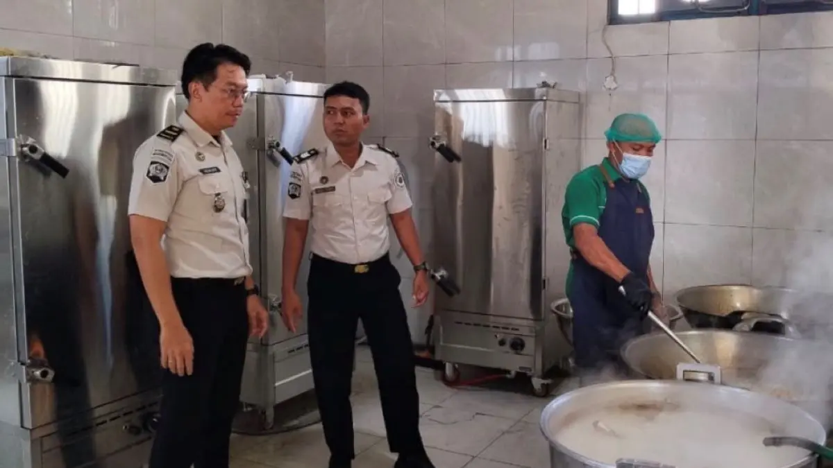 DAPUR LAPAS: Petugas melakukan pengawasan proses pengolahan makanan untuk WBP di dapur Lapas Sampit, Sabtu (15/8/2026). FOTO: IST/RADAR SAMPIT 