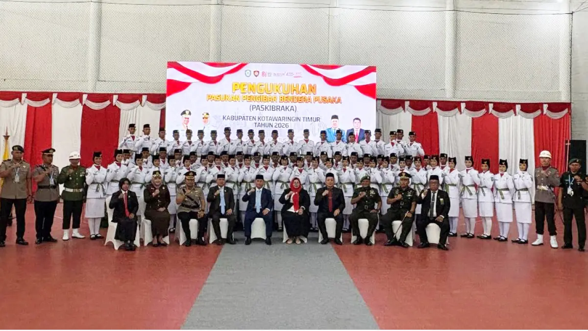 FOTO BERSAMA: Bupati Kotim Halikinnor bersama unsur Forkopimda berfoto bersama dengan anggota Paskibraka 2026, serta para pelatih, seusai acara pengukuhan, Minggu (16/8/2026). FOTO: YUNI/RADAR SAMPIT