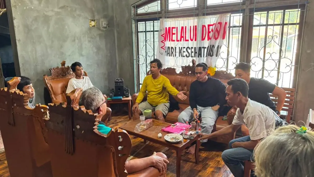 HUMANIS : Tim Unit Opsnal Reskrim Polres Gumas bersama Unit Reskrim Polsek Tewah melakukan pendekatan humanis terhadap orang tua dan keluarga terduga pelaku, Rabu (12/8/2026). FOTO : POLSEK TEWAH/RADAR SAMPIT