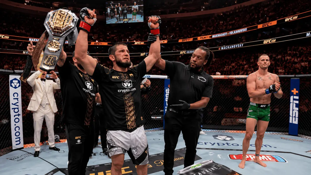 Islam Makhachev, usai memenangi pertarungan melawan Ian Garry, di partai utama kelas welter UFC, Minggu (16/8).(net)
