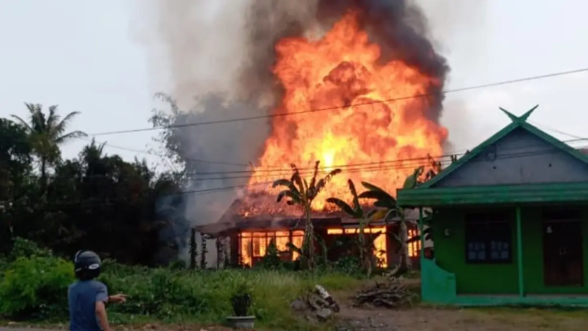 Kebakaran rumah di Simpang Fitri, Desa Kujan, Kecamatan Bulik, Kabupaten Lamandau, Kalteng dikejutkan dengan kebakaran hebat, Senin (17/8/2026) sekitar pukul 11.30 WIB. (mex/radar sampit)