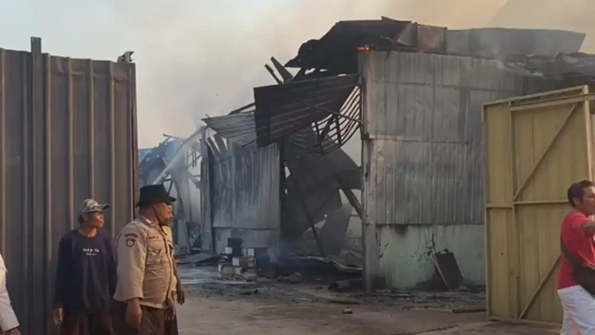 Kebakaran sebuah gudang di kawasan padat penduduk di Jalan SPG Permai V, Kelurahan Ketapang, Kecamatan Mentawa Baru Ketapang, Senin (17/8/2026).&nbsp;