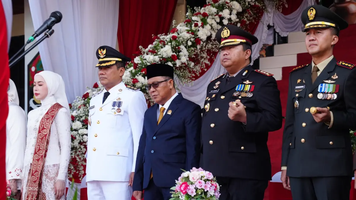 Ketua DPRD Subandi (tengah) saat upacara peringatan HUT RI di lingkup Pemkot Palangka Raya bersama pejabat setempat, Senin (17/8).(yusho/radarsampit)