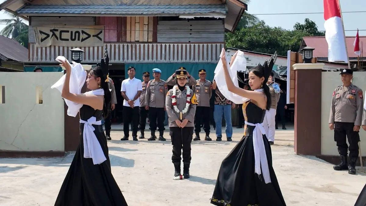 KUNJUNGAN : Kapolres Gumas AKBP Arum Sari Puspita Dewi ketika melakukan kunjungan kerja ke Polsek Sepang, Rabu (12/8). FOTO : POLRES GUMAS/RADAR SAMPIT