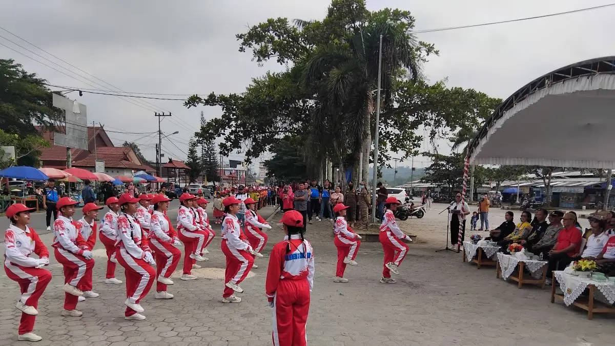 LOMBA : Para pelajar ketika mengikuti lomba gerak jalan, dalam rangka memeriahkan HUT RI ke-81 tahun 2026, di Taman Kota Kuala Kurun, Kamis (13/8/2026). FOTO : ARHAM SAID/RADAR SAMPIT