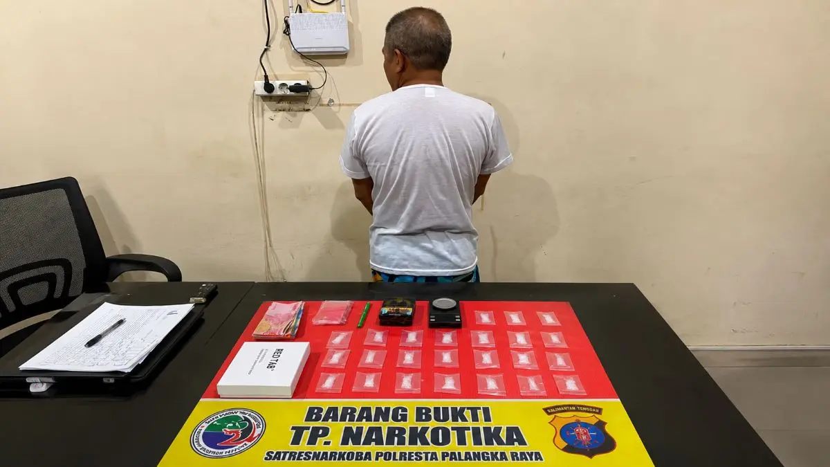 NARKOBA : Pelaku S, diamankan bersama 26 paket sabu dengan berat kotor sekitar 17,02 gram. FOTO: IST/RADAR SAMPIT