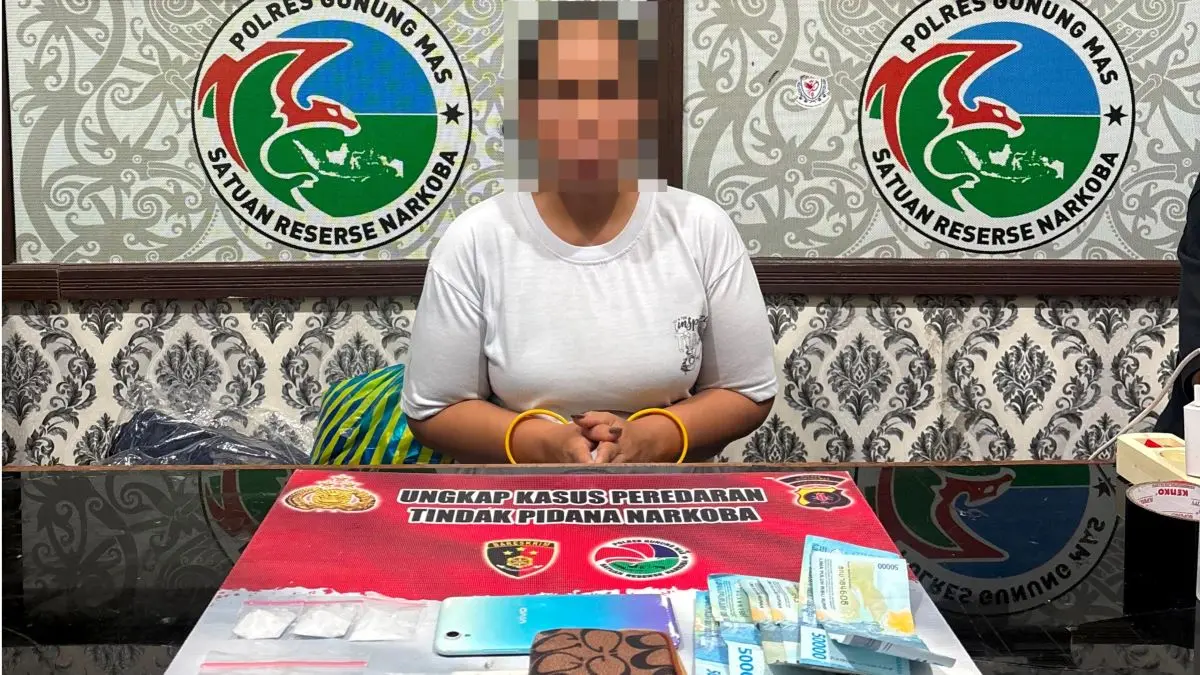 NARKOBA : Tersangka YT (40) beserta barang bukti sabu ketika diamankan di Kantor Satres Narkoba Polres Gumas, Kamis (13/8/2026). FOTO: POLRES GUMAS/RADAR SAMPIT