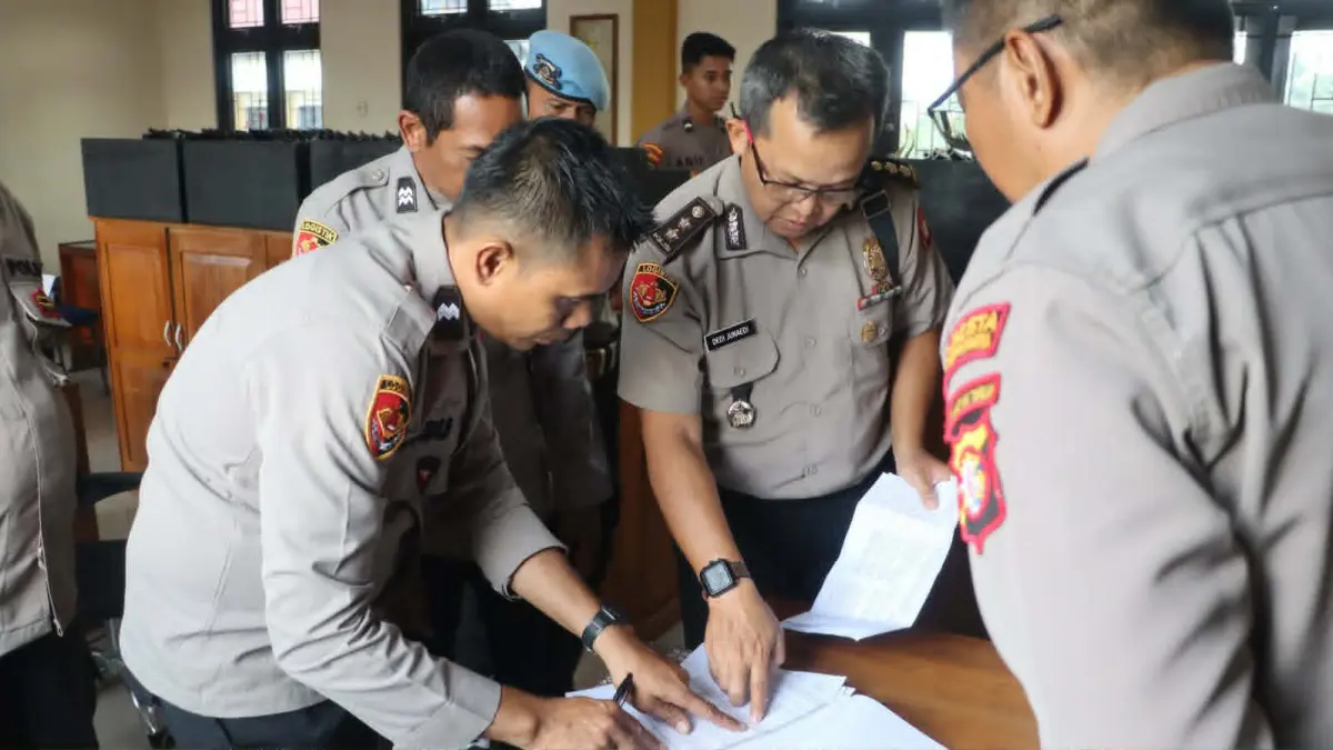 PEMERIKSAAN : Pengelolaan senjata api (senpi) dinas di lingkungan Polresta Palangka Raya mendapat pengawasan dari tim supervisi Biro Logistik Polda Kalteng. FOTO: IST/RADAR SAMPIT